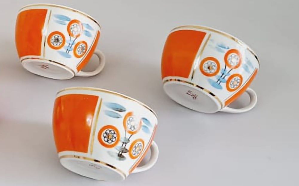 Фарфоровые чашки, кружки