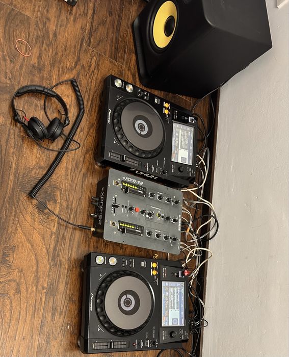 Pupitru dj: pioneer, allen heath, krk rokit, sennheiser