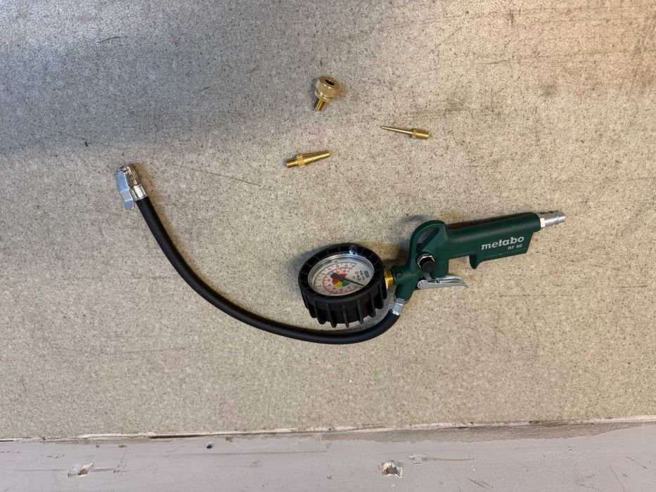 Зарядно за акумулатор инверторно/	Пистолети за боя  5бр