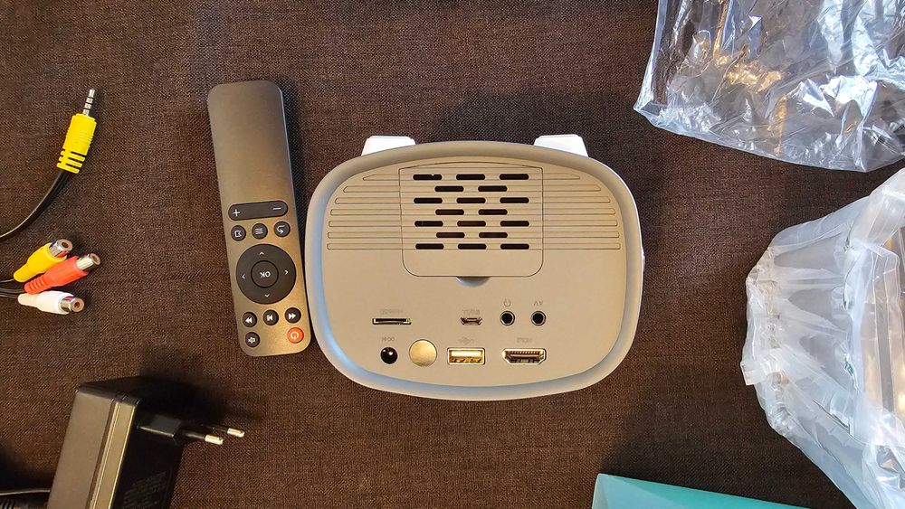 Videoproiector YG230 WiFi LED, HDMI, USB, Miracast - nefolosit