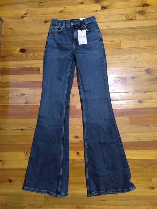Джинсы от MANGO умеренный клёш женские