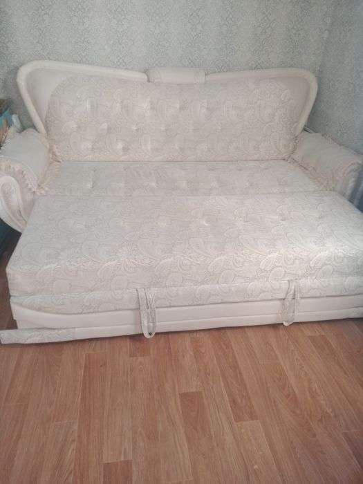 Продаю диван, торг уместен.