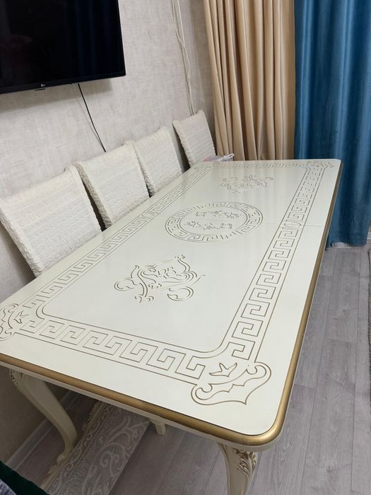 Стол (без стульев) в хорошем состоянии