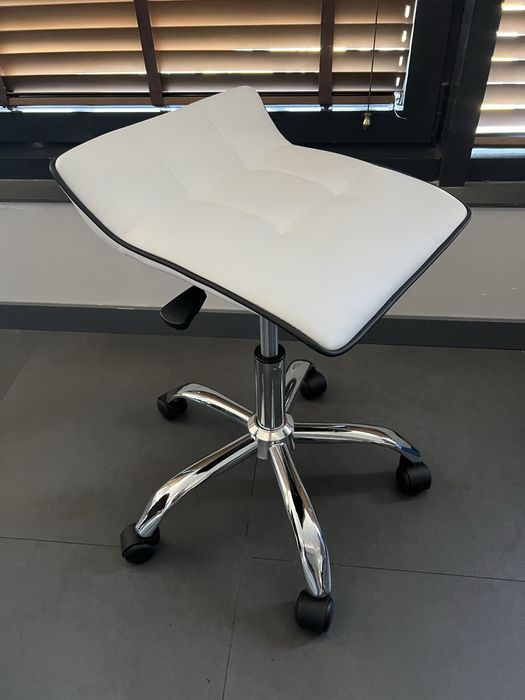 Стол Париж на колелца -24м гаранция+ безплатна доставка до офис