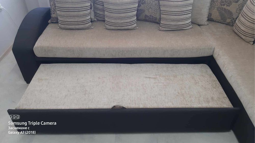 Ъглов диван с възглавници