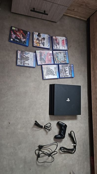 Vând PS 4 PRO,1 tera memorie