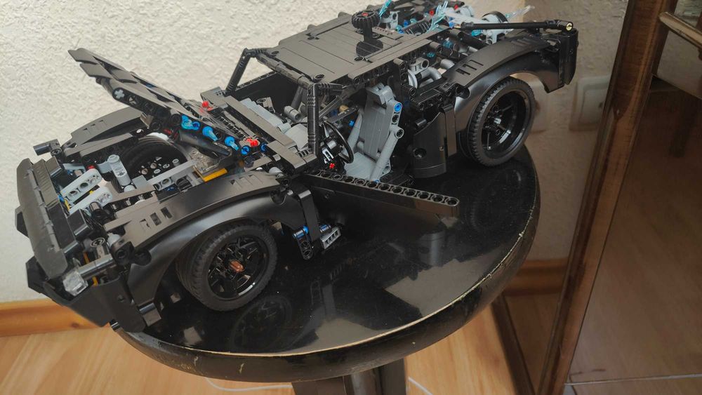 LEGO Бэтмобиль Technic 42127 — мощь, свет и стиль DC!