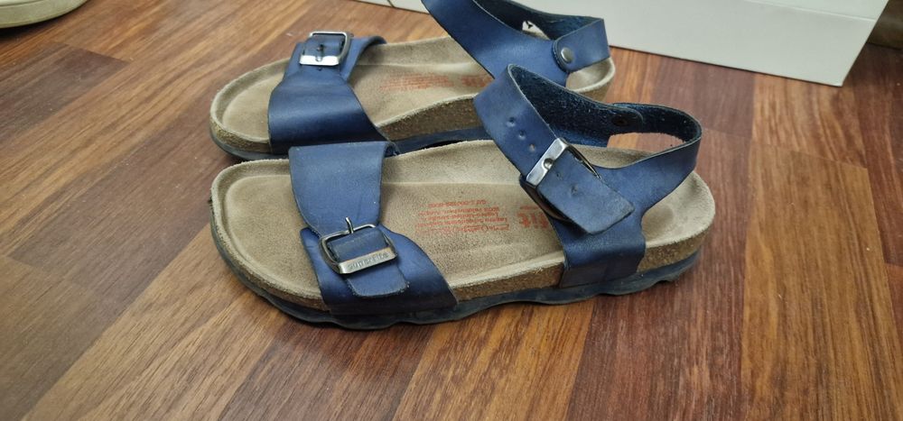 Продам кожанные босоножки на мальчика.