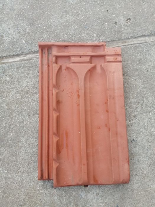 Vând țiglă folosită, 200 de bucăți  și țiglă nouă, 200 de bucăți.