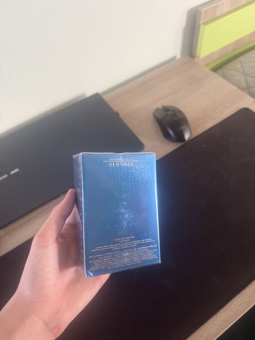 Se vinde parfum versace