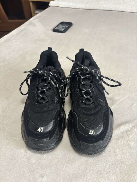 Vand adidasi balenciaga/nike pentru mai multe detalii in pv