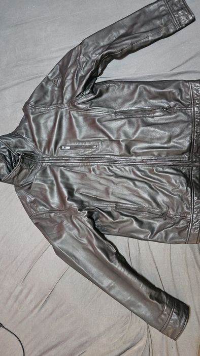 Vând geacă originală Carlo Colucci, confecționată din piele naturală