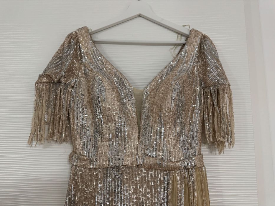 Rochie lungă elegantă aurie cu paiete și franjuri