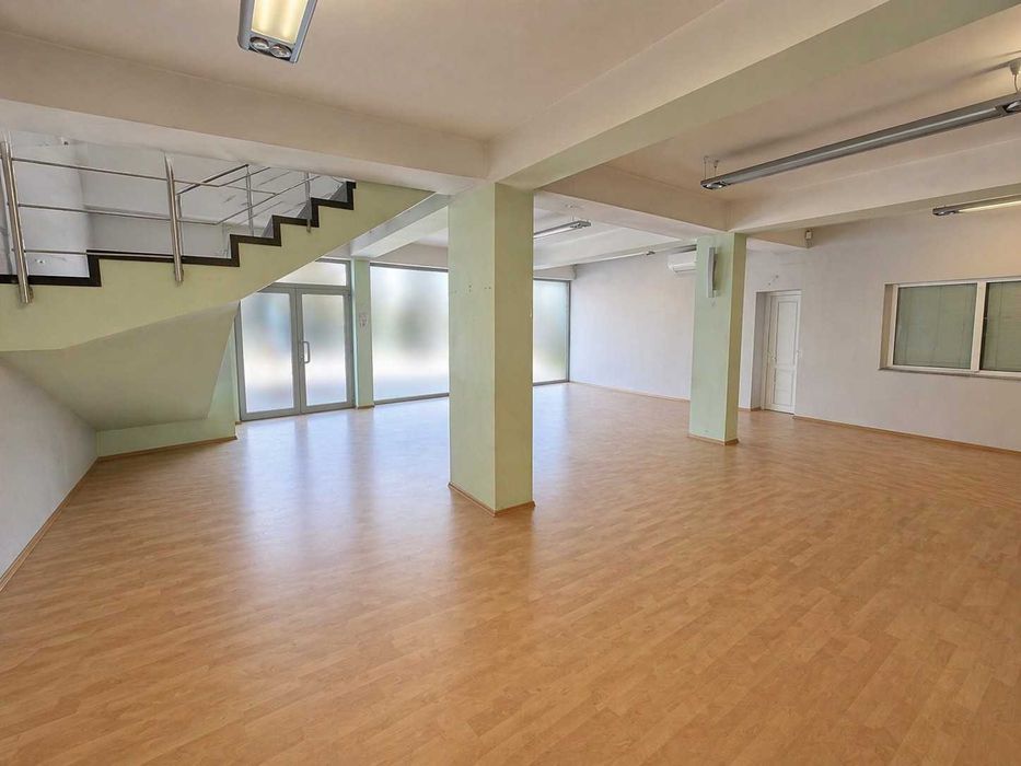 Магазин с голяма витрина в гр.Пловдив - кв. Каменица 1