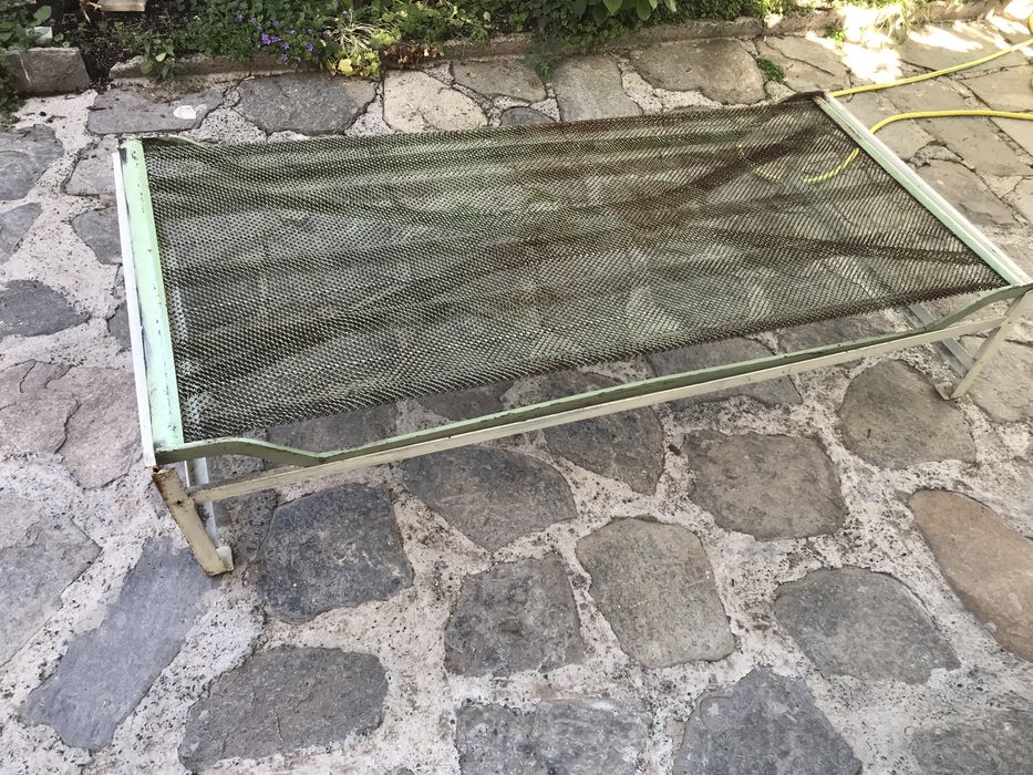 Единично легло с пружина