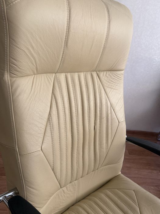 Бежевый офисный стул