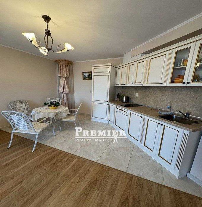 Предлагаме за продажба  добре обзаведен тристаен апартамент