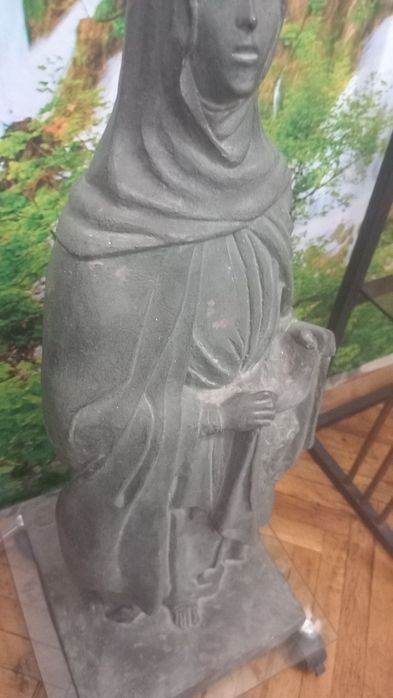Стара бронзова статуя " Дева Мария с Плащеницата"