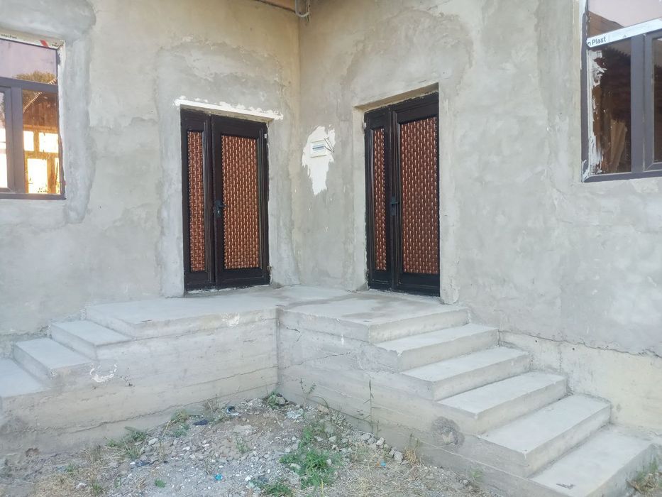 Гулистон шахар Маххала мустидан тушганда 6 хона Уй янги хечким яшамага