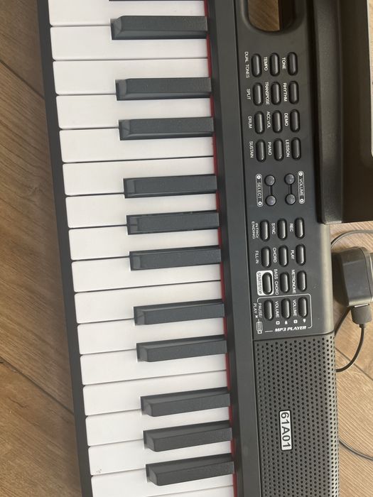 Синтезатор 61 клавиша