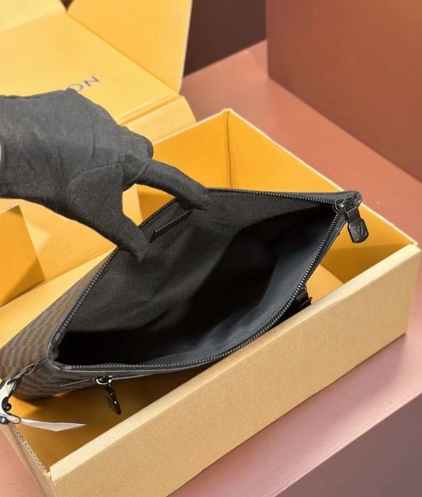 Чанта Louis Vuitton Takeoff Pouch