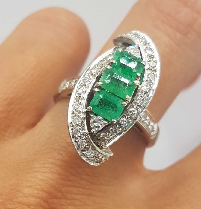 Spectaculos inel vintage din aur 18 k, smaralde si diamante naturale