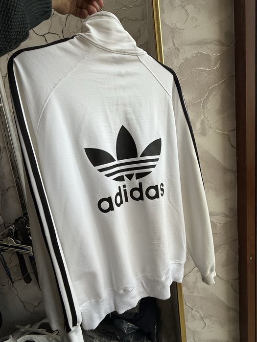 Adidas sportivkasi komplekt ishtoni bilan