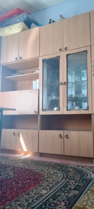 Stenka shkaf yog'ochli