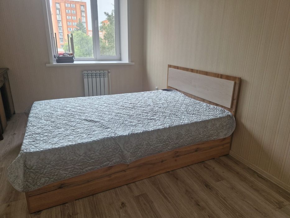 Двухспальная кровать с матрасом