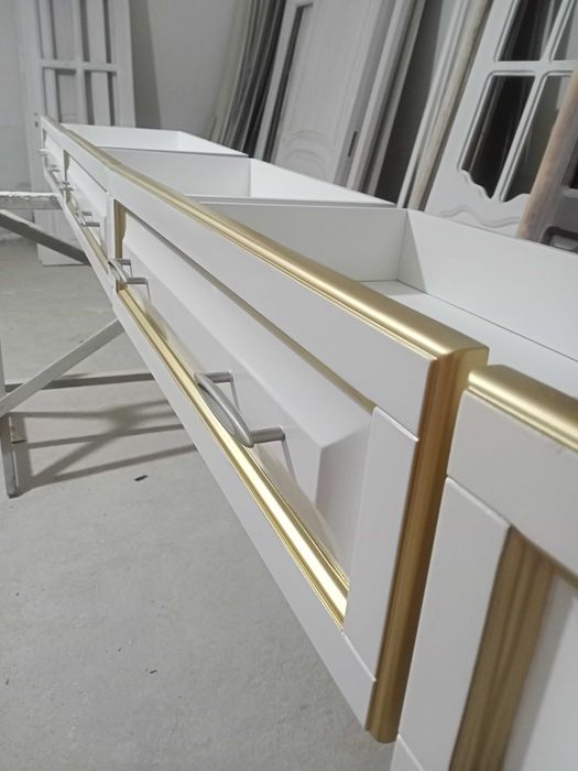 Бизнес и услуги партнёрство. Малярка по мебели и дверей лестницы.