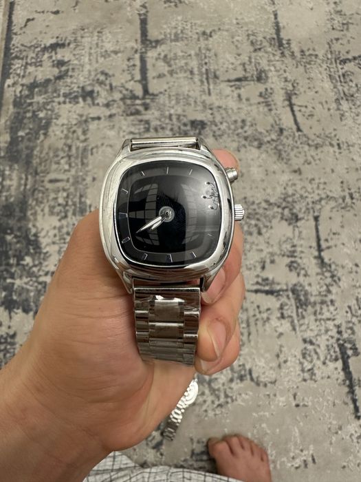 Японские часы со стильным циферблатом