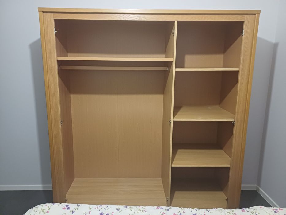 De vanzare dulap cu 2 noptiere