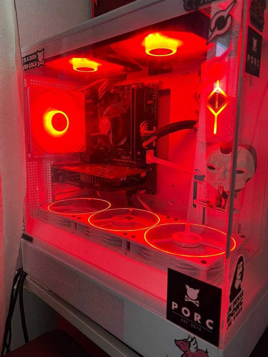 setup gaming complet, scaun, pc, birou, periferice.