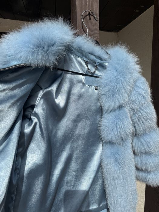 Haina blana superba de vulpe argintie,luxoasa si eleganta,culoare bleu ciel,bust 86 cm,masura S-M