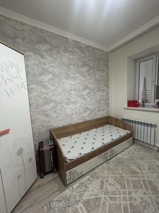 Мебель детская, кровать, шифонер, парта