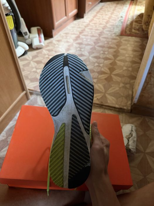 Спортивные кроссовки
