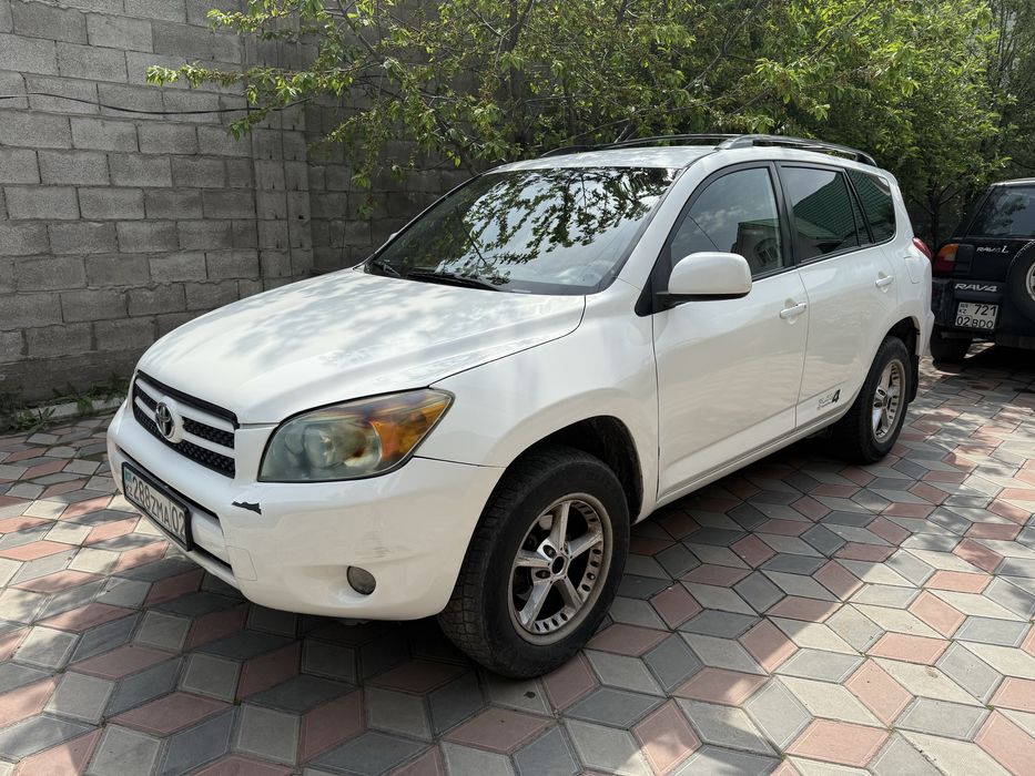 Toyota RAV 4 белая