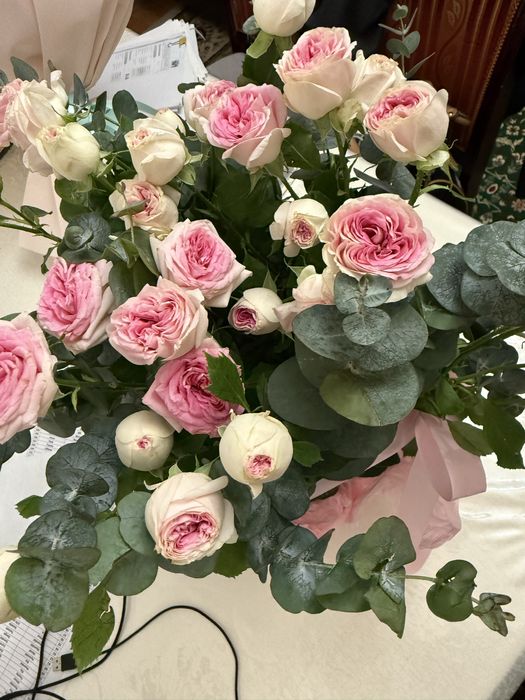 Букет высоких кустовых спрей роз