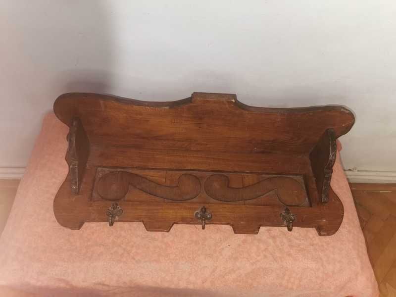 Polita cuier din lemn sculptat cu agatatoare din bronz