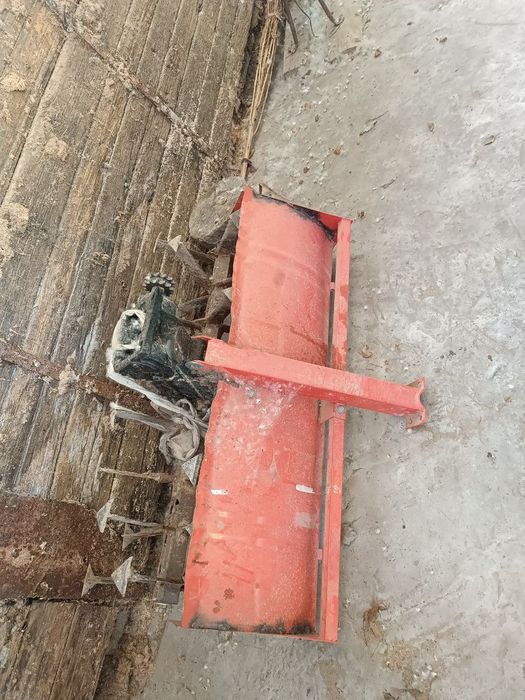 Yurib turgan mini traktor