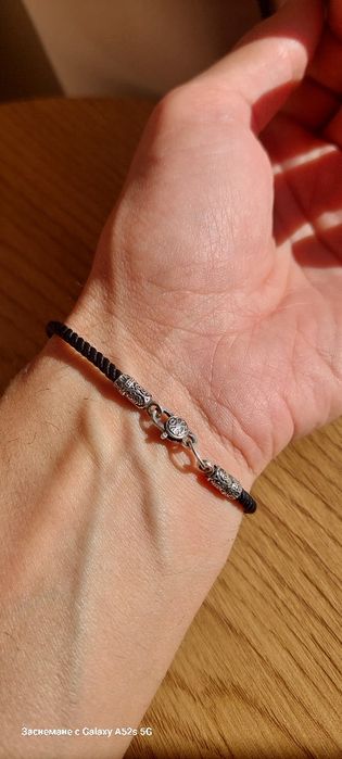 Сребърна гривна, с копринени конци