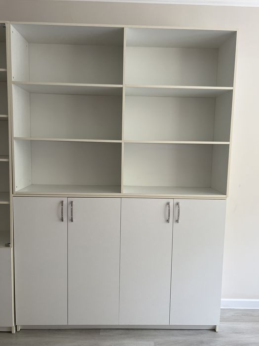 Книжный  шкаф цвет белый в хорошым состоянии