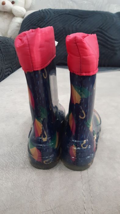Продам  резиновые сапожки для девочек (мальчиков)
