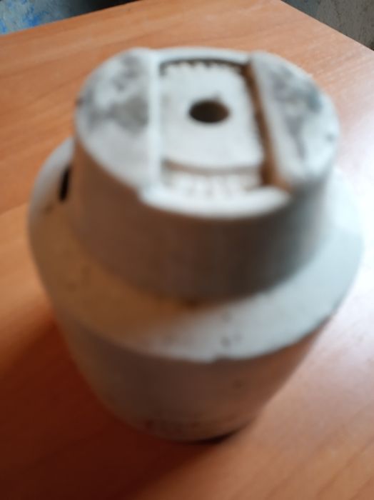 Продам изоляторы потроны,предохранители 400А,250А,100А