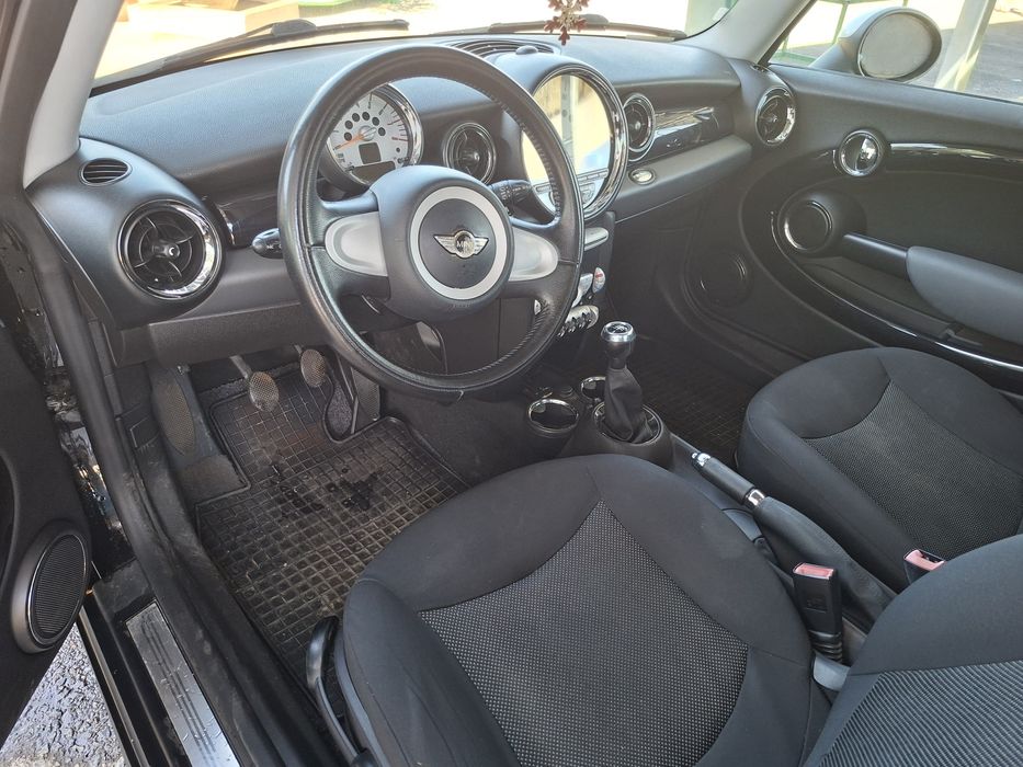 Mini cooper 1.6 i. Model 2010  1990euro