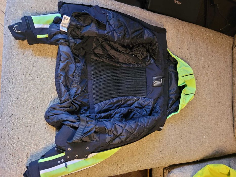 Продавам детски зимни дрехи