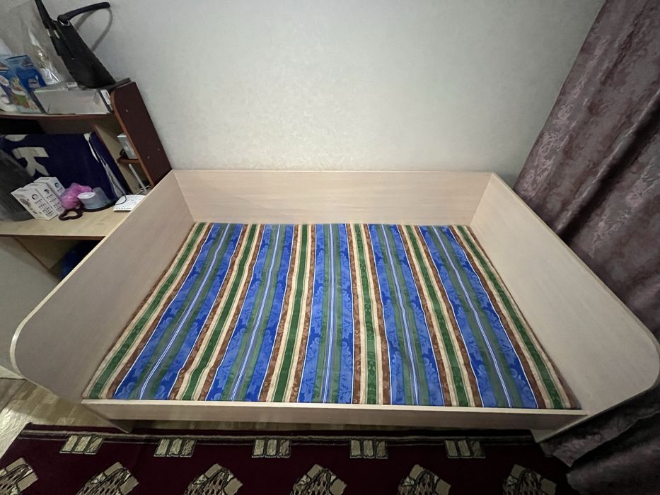 Продается кровать полуторка с матрасом