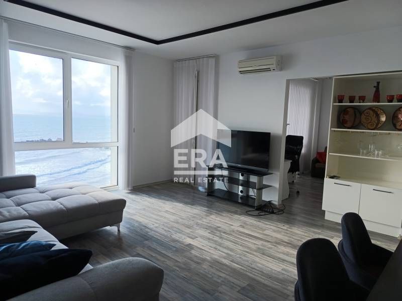 Четиристаен апартамент на морето с уникална гледка от всяка стая