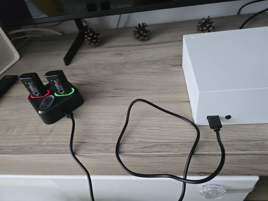 Xbox series S cu două manete ca nouă.