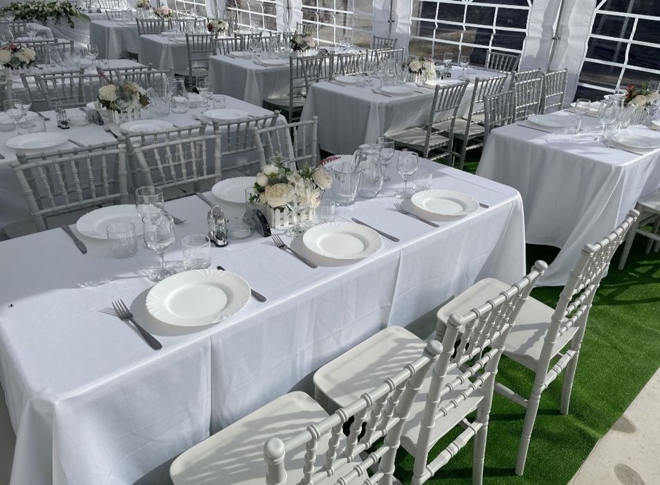 Închiriez scaune Chiavari și mese rotunde